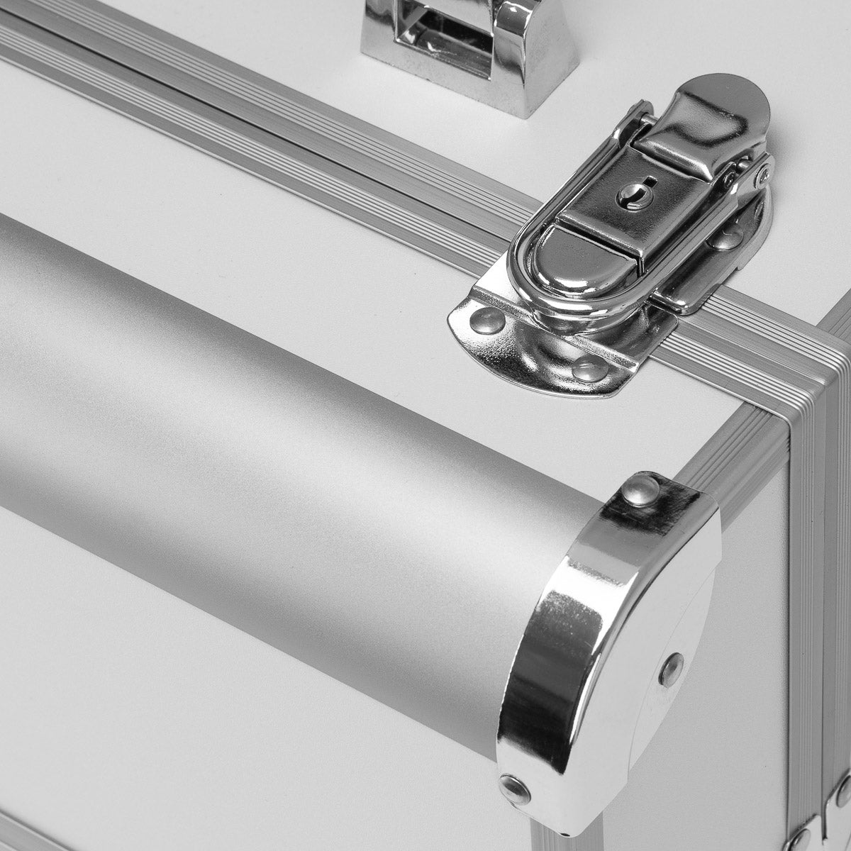 Kosmetinis lagaminėlis sidabrinis 40