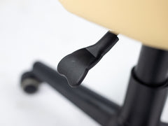 Ergonomiška meistro kėdutė Habys Nero So Skin K415 – juoda
