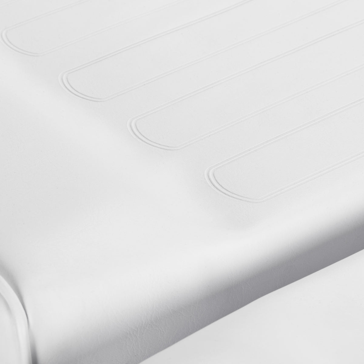 Kosmetologinis gultas 557G su porankiais, baltas su auko sp. apdaila