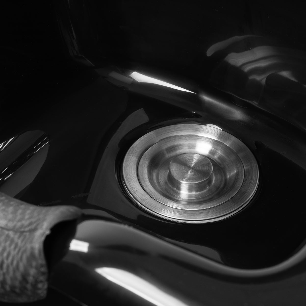 Kirpyklos plautuvė Gabbiano 5023 – juoda, su chromuotais elementais