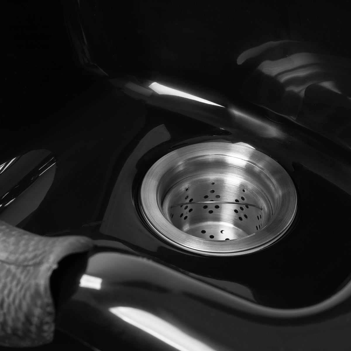 Kirpyklos plautuvė Gabbiano 5023 – juoda, su chromuotais elementais