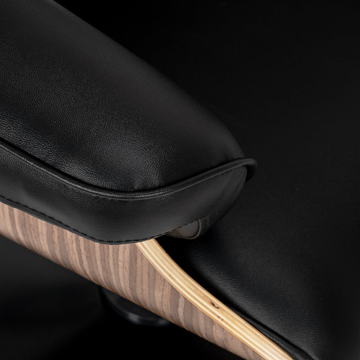 Hairdressing chair Gabbiano Florencja in black and walnut with a black base