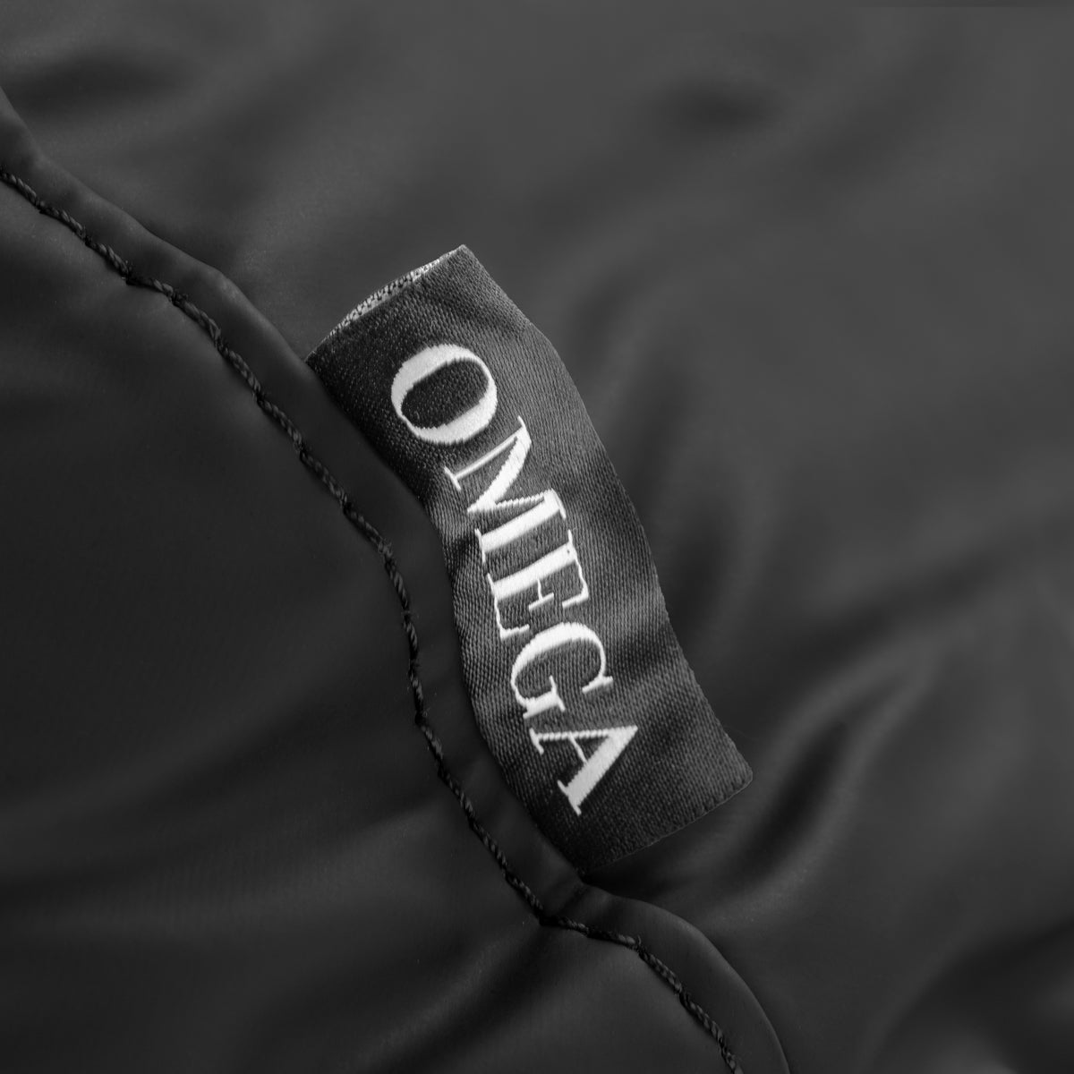 Kaklo atrama kirpyklos plautuvei Omega, juoda – 3 nuotrauka