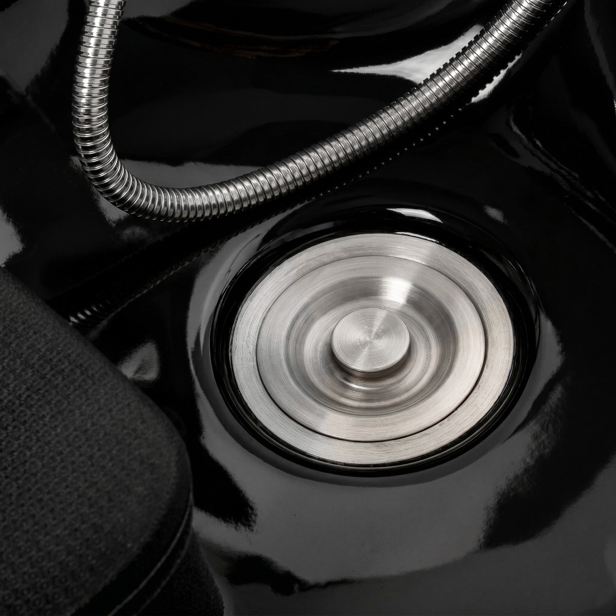 Kirpyklos plautuvė Omega Marina, juoda – reguliavimo detalė