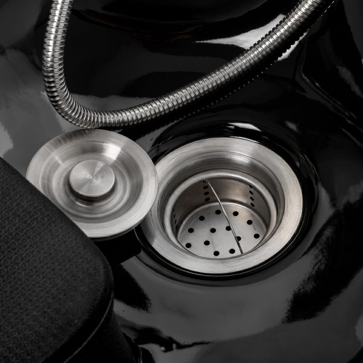 Kirpyklos plautuvė Omega Marina, juoda – ergonomikos detalė