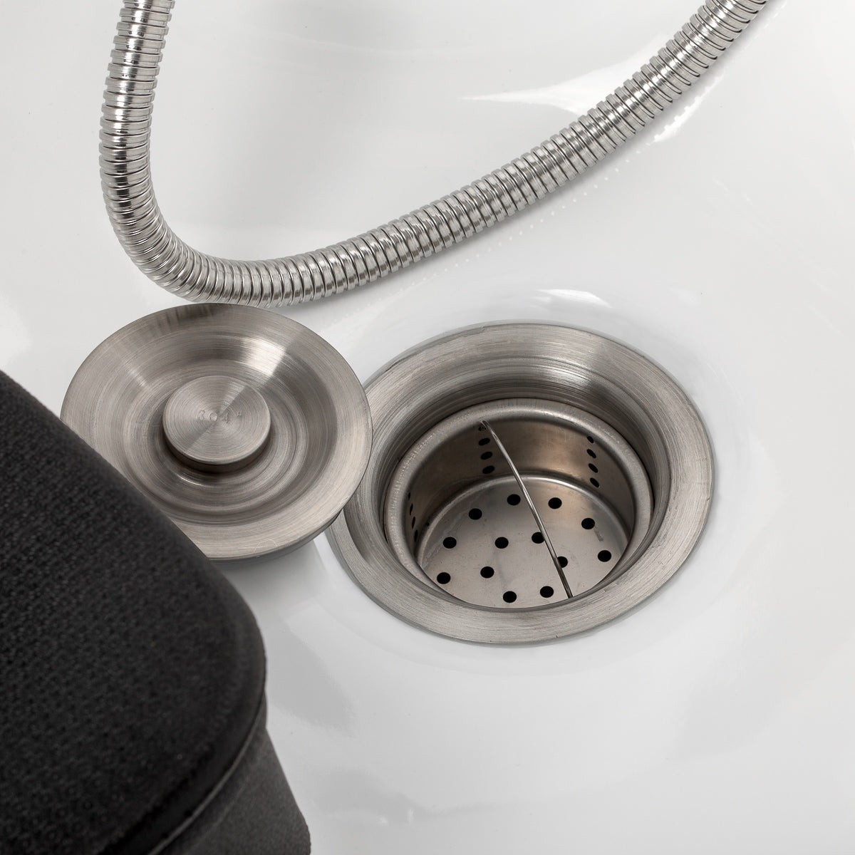 Kirpyklos plautuvė Omega Marina, smėlio spalvos – ergonomikos detalė